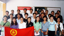 組織團(tuán)員參觀學(xué)習(xí)張榮鎖事跡